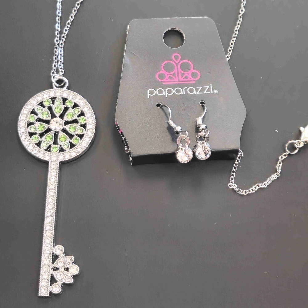 Paparazzi Necklace Earrings Set Green Key Pendant Silver Tone
